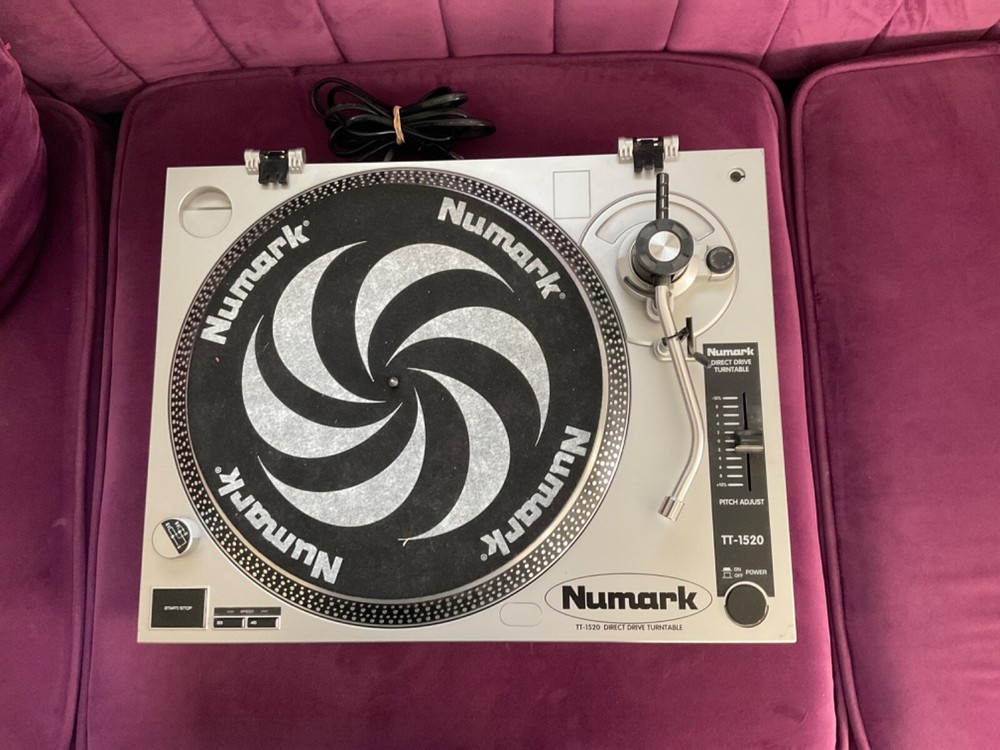 NUMARK TT-1520 DIRECT DRIVE TURNTABLE
