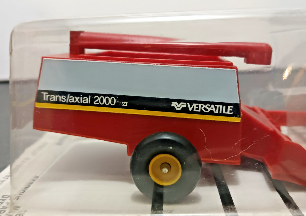 SCALE MODELS 1/64 Versatile Trans/axial 2000 Pull Type Combine - NIP