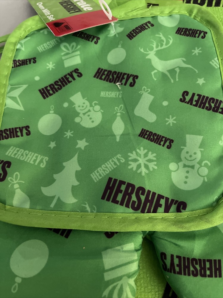 HERSHEYS OVEN MITT & KITCHEN TOWEL SET CHRISTMAS TIME HERSHEY PATTERN NWT