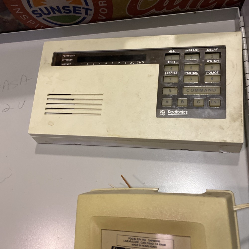 Radionics D6112 Alarm system with 2 Keypads and w/ box & transformers Security