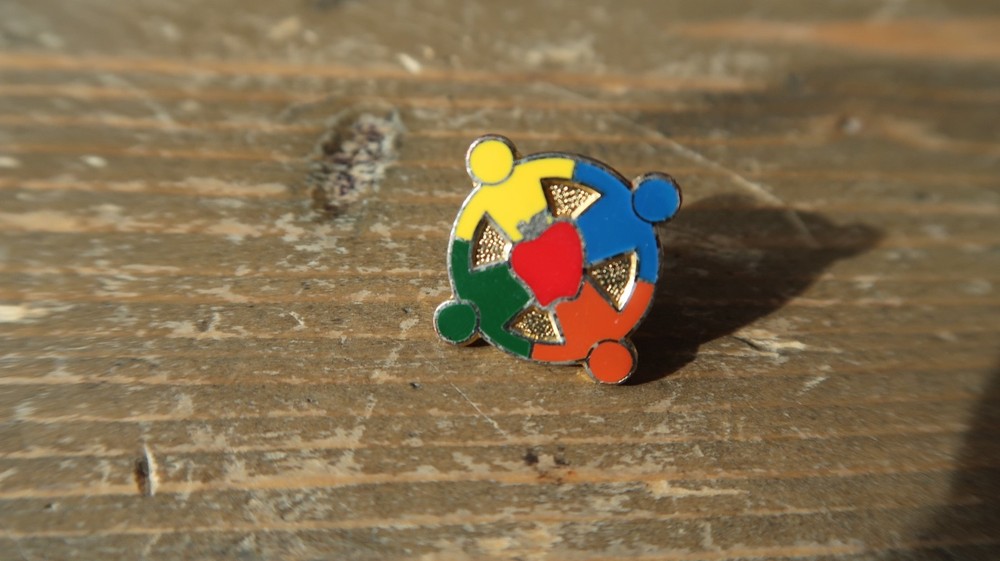 5/8" Enamel APPLE PEOPLE HOLDING HANDS Lapel Hat Pin