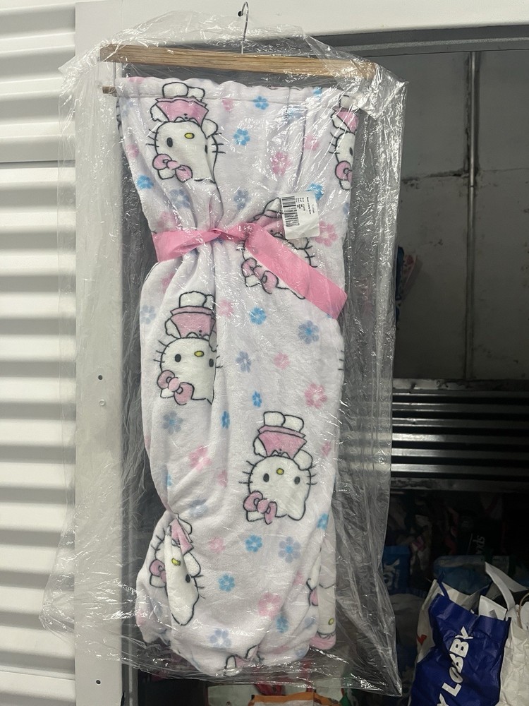 Hello Kitty Flower Picking Daisy Throw