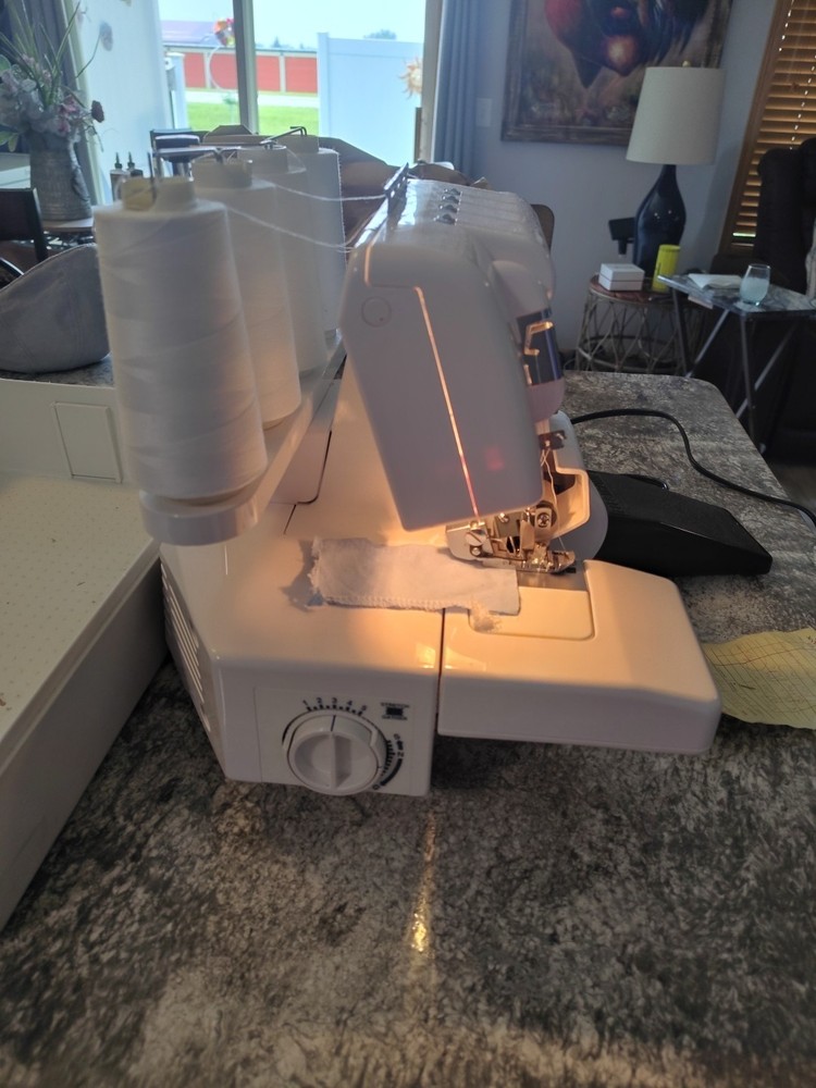 White Speedylock Serger Machine 1634/ Includes Carrying Case