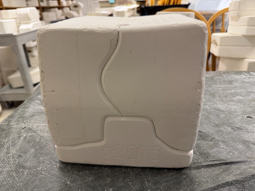 VINTAGE SCIOTO CERAMIC MOLD #S-2075 CLIMBING SQUIRREL