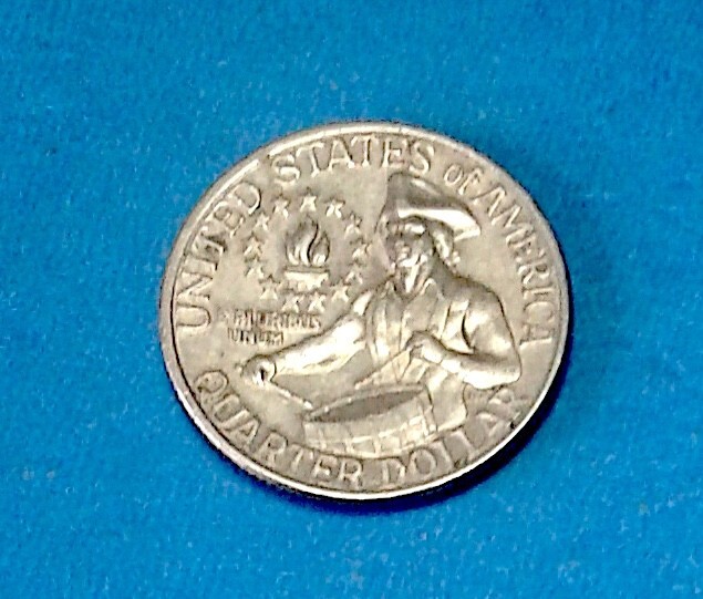 1776-1976 CLAD BICENTENNIAL QUARTER REGULAR STRIKE (B)