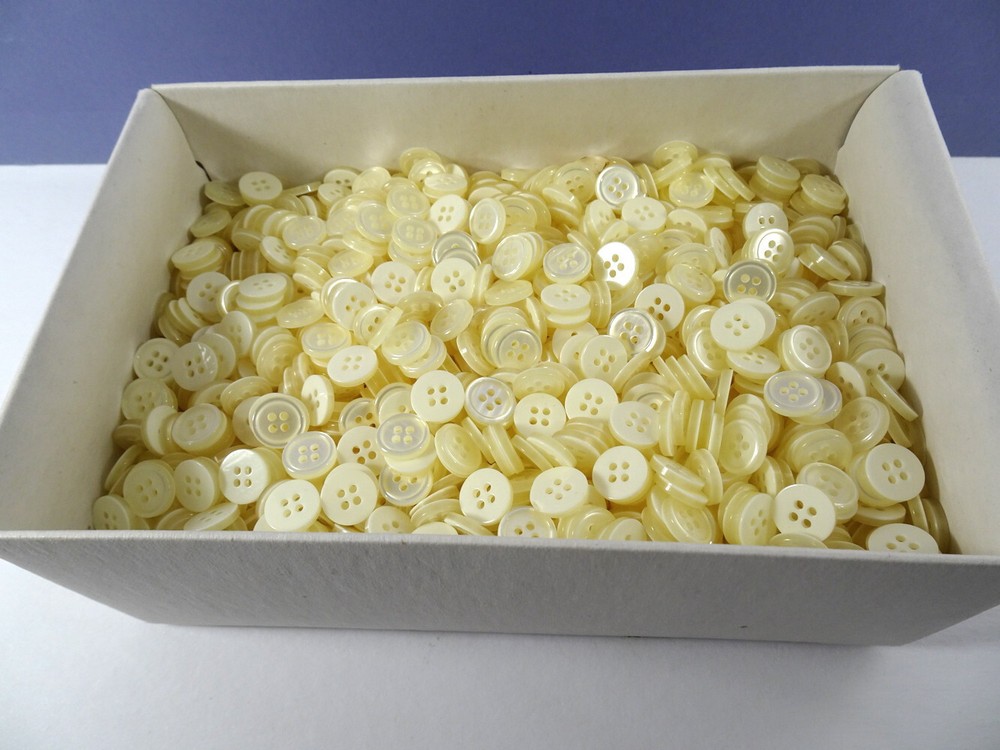 100 Off-White 4-Hole ACRYLIC BUTTONS 3/8"