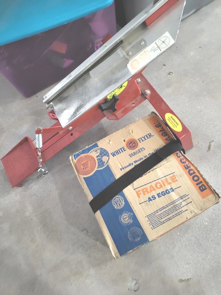 Clay target thrower & Clay Targets