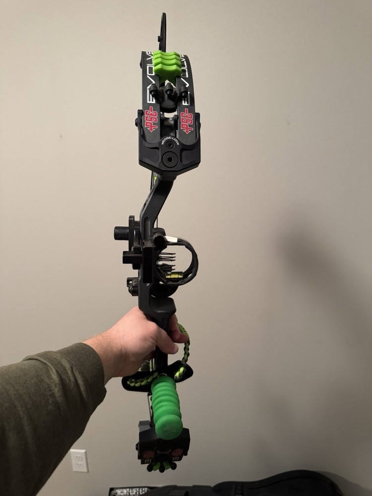PSE Archery Evolve 28 Compound Bow Black Green Right Hand Bow Hunting