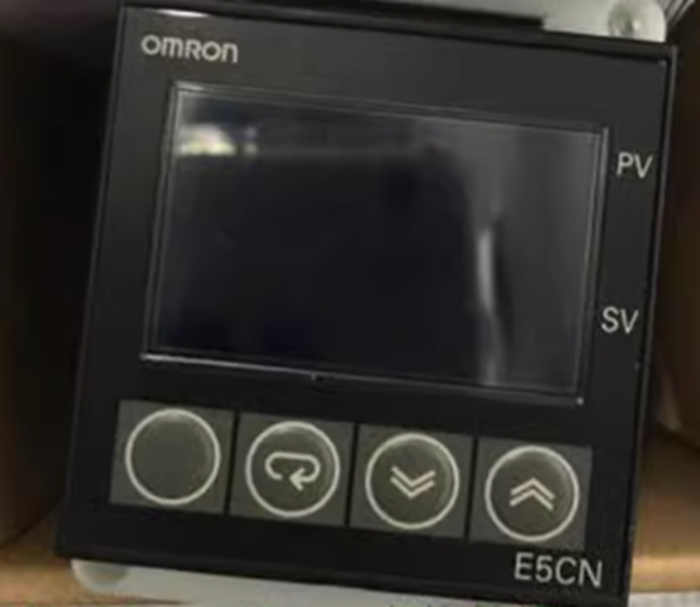 NEW Omron E5CN-CMT-500 Temperature Controller 1/16 DIN 100-240V, TC or PT Input