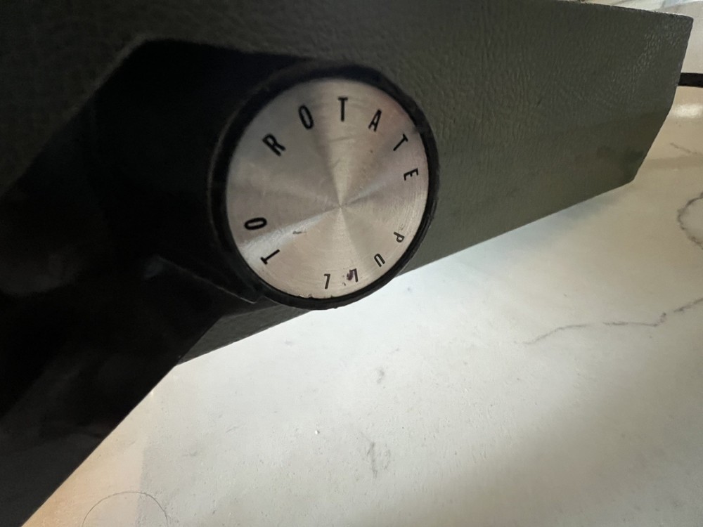 Fluke 8600A Digital Voltmeter Multimeter. For Parts or Repair