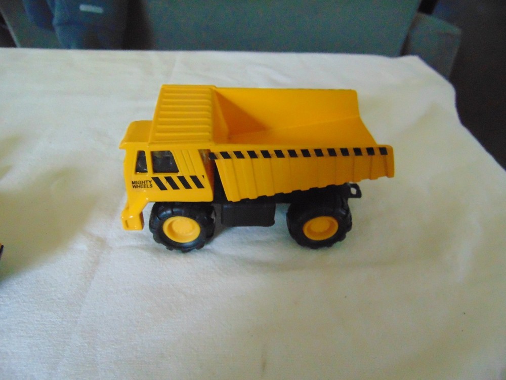 4 CONSTRUCTION VEHICLES CAT - MIGHTY MIGHT - 2 MAISTO
