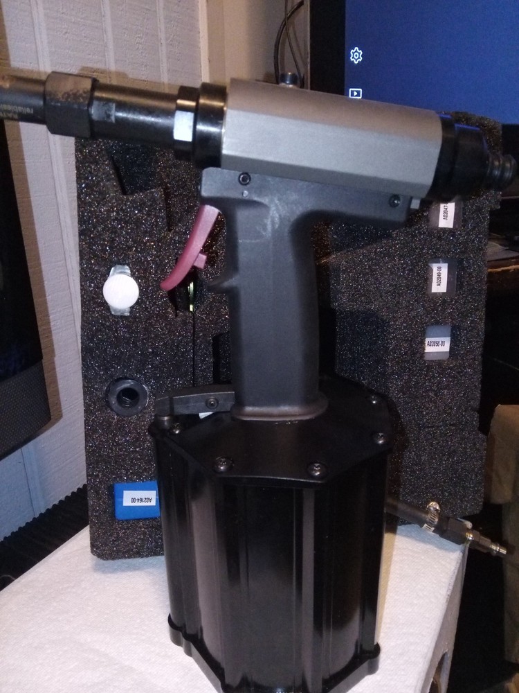 pneumatic riveting gun