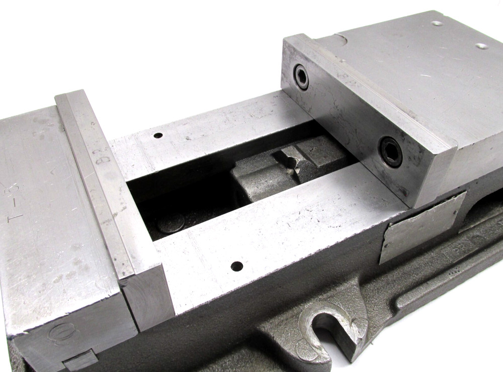 KURT ANGLOCK 6" MILLING MACHINE VISE w/ JAWS - #D60