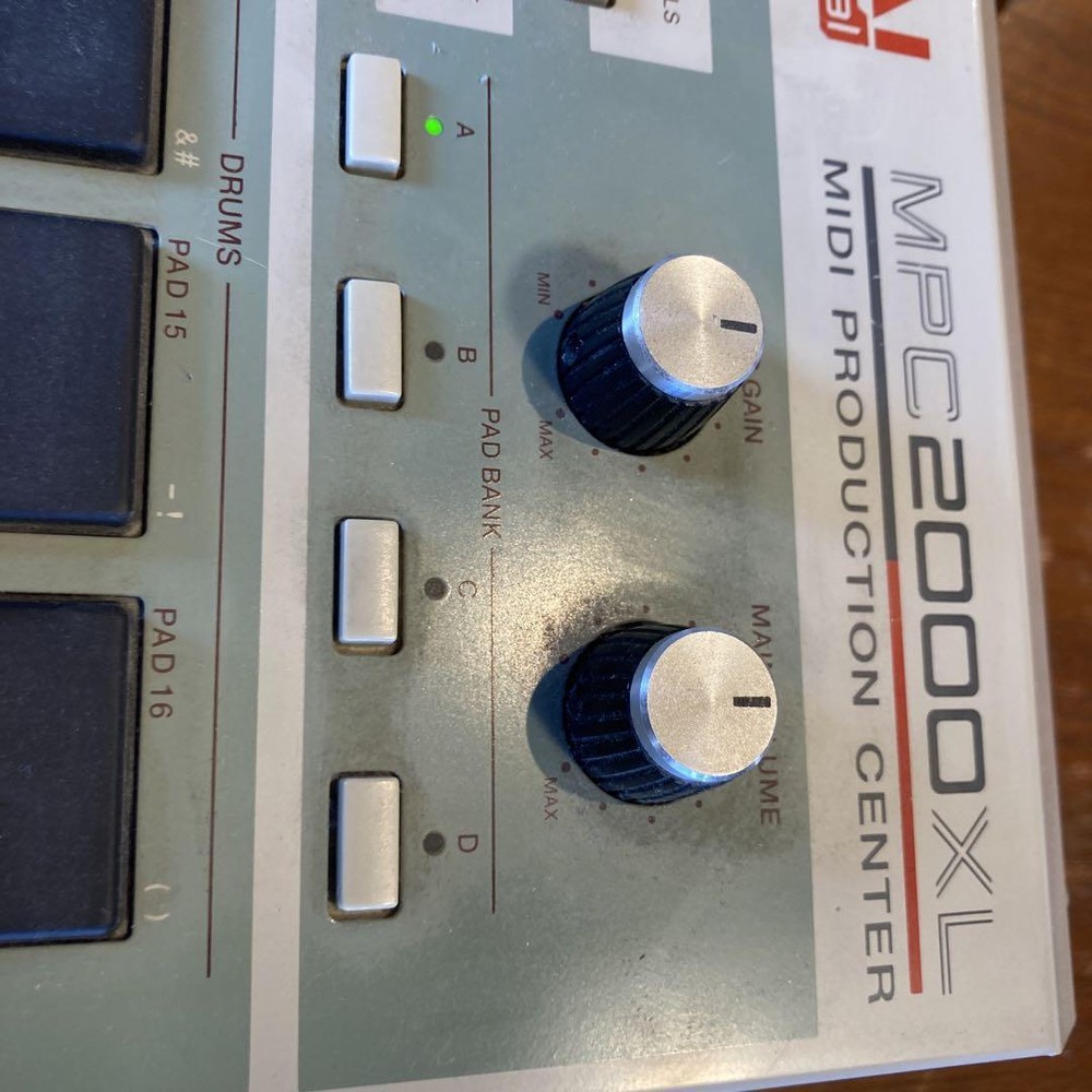 AKAI MPC2000XL Drum Machine Sampler Sampling Sequencer Working Confirmed