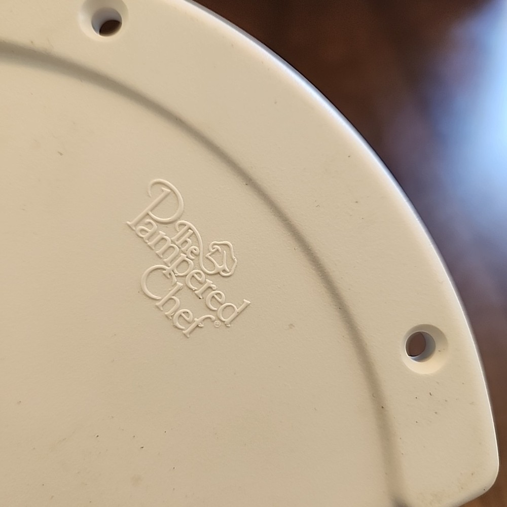 Pampered Chef Handheld Or Mountable White Jar Opener