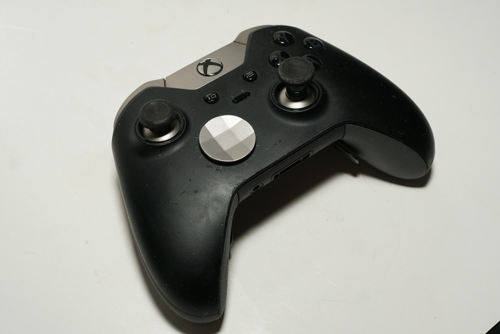 [EXEC] Microsoft Xbox One Elite 1698 Series 1 Controller Black Bluetooth Battery