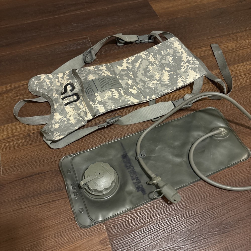 US Army Molle II Hydration System Carrier Water Military Digital Camo Backpack