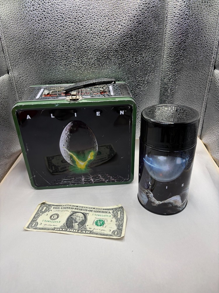 Diamond Select Toys Alien Egg Distressed Lunch Box with Thermos