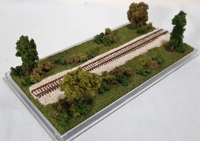 Z SCALE - SINGLE TRACK 8" - DISPLAY CASE - "SUMMER SCENE" FOR ANY Z TRAIN