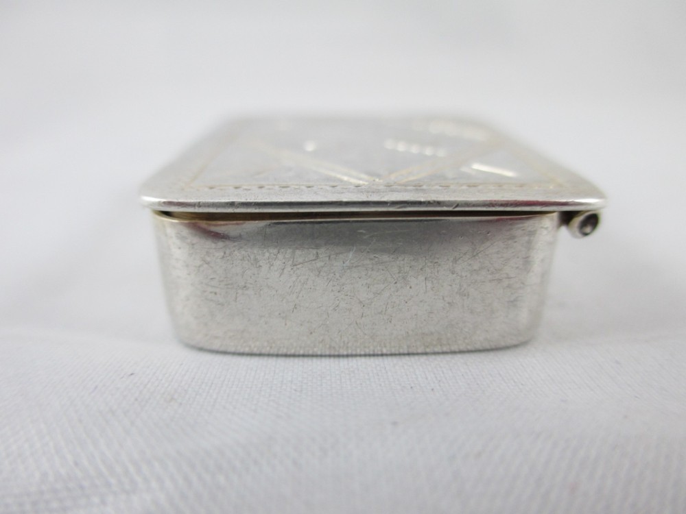 SOLID SILVER PILL BOX BY THE REKNOWNED LONDON SILVERSMITH, ARI. D. NORMAN 1990