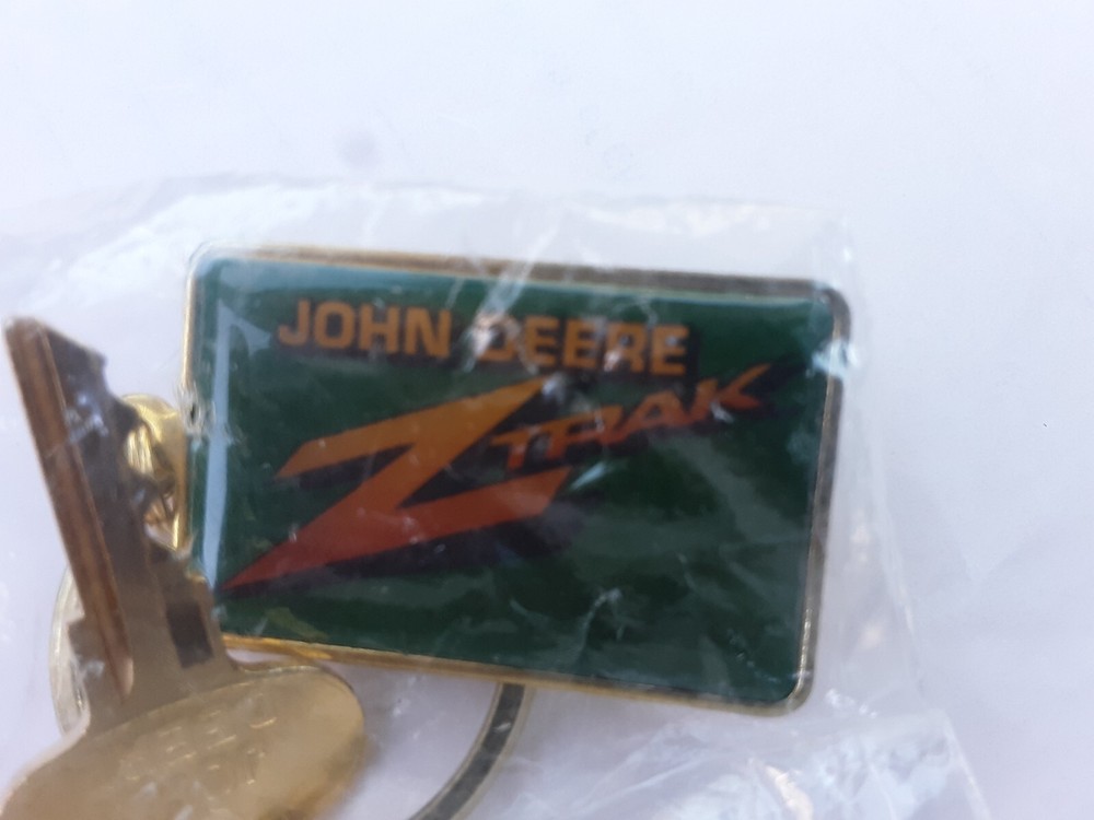 JOHN DEERE ZTRAK KEYCHAIN W/ JOHN DEERE KEY NIP