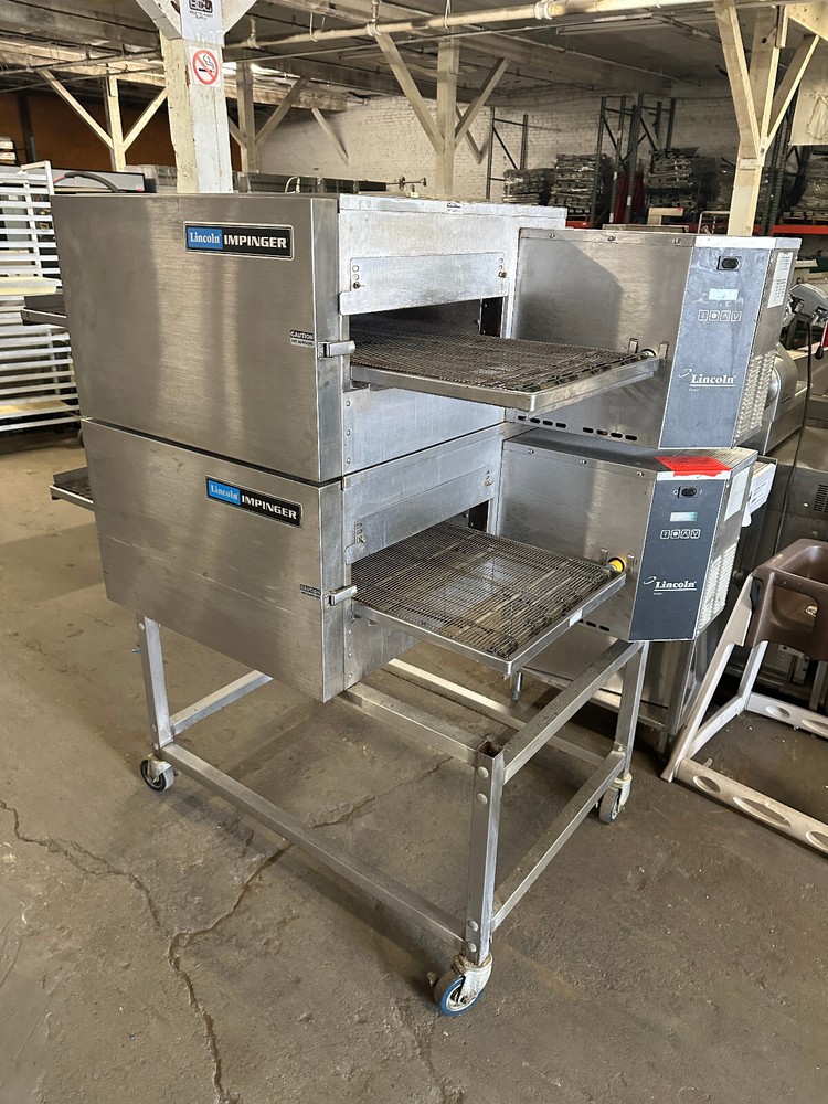 LINCOLN 1132-000-A DOUBLE STACK ELECTRIC PIZZA OVEN.