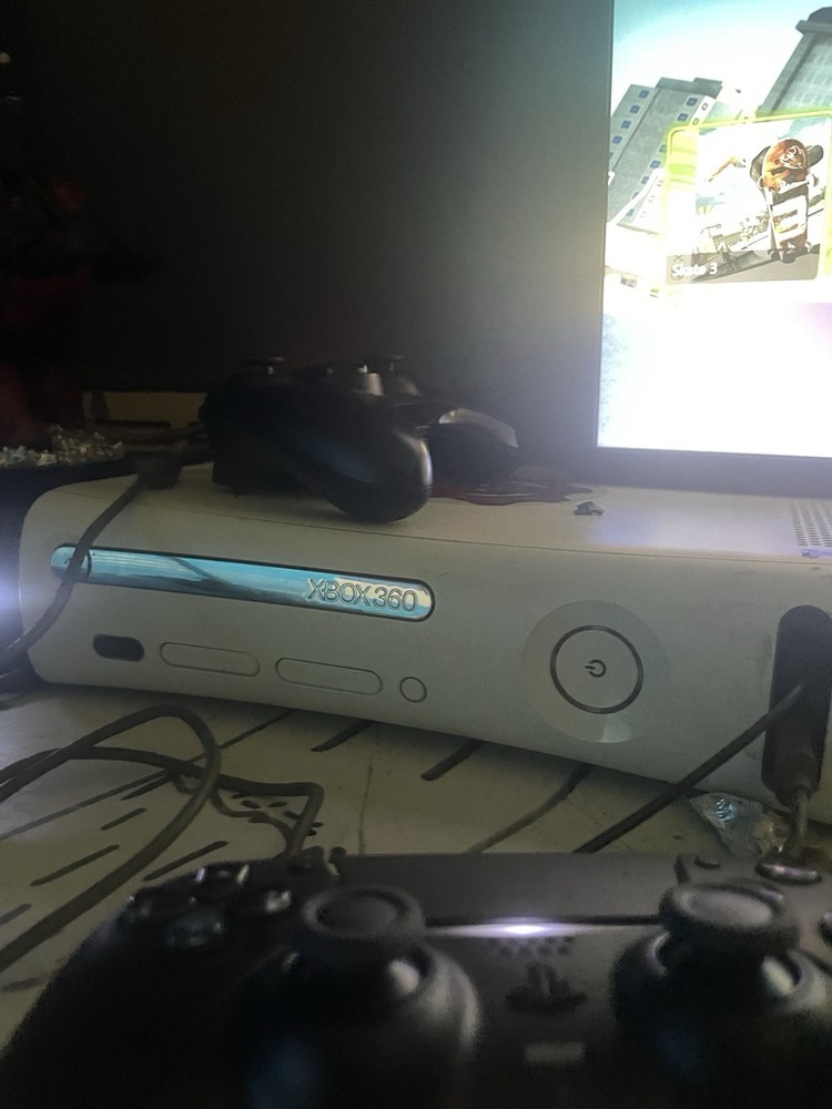 Microsoft Xbox 360 White with 20gb HDD with No Cables No Controller Tested Good