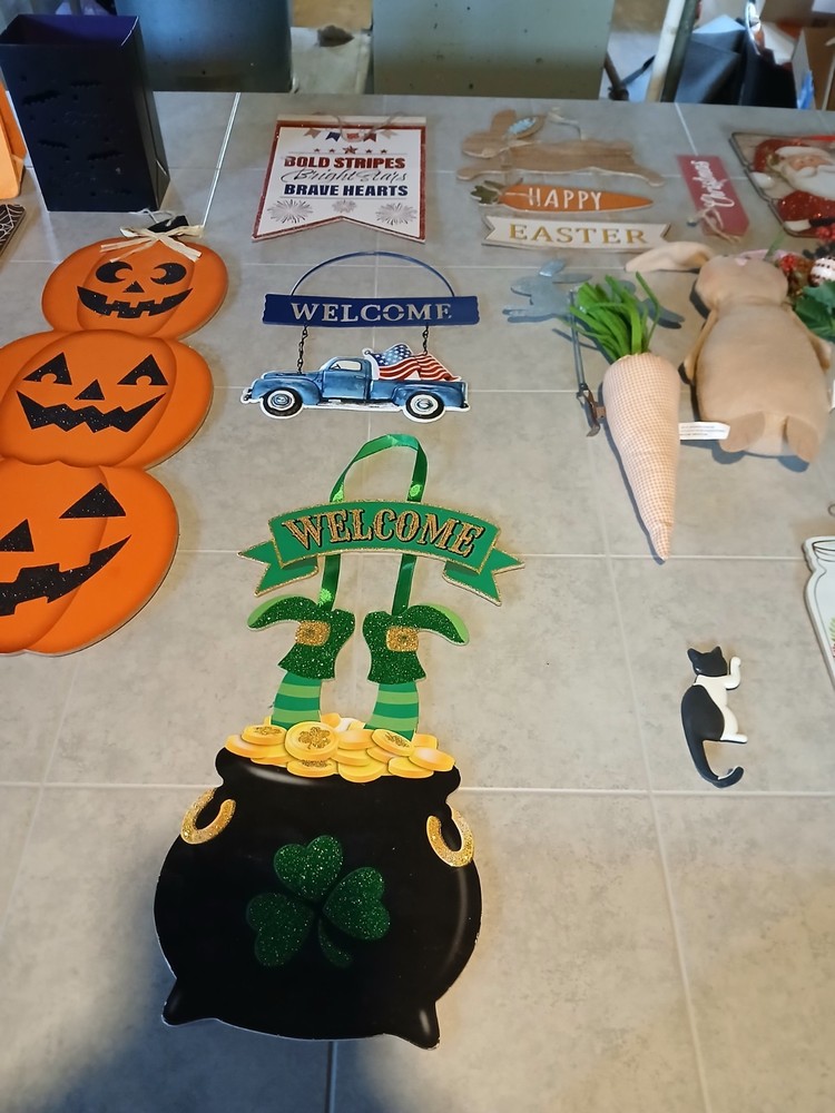 32 Piece Miscellaneous Holiday Decor
