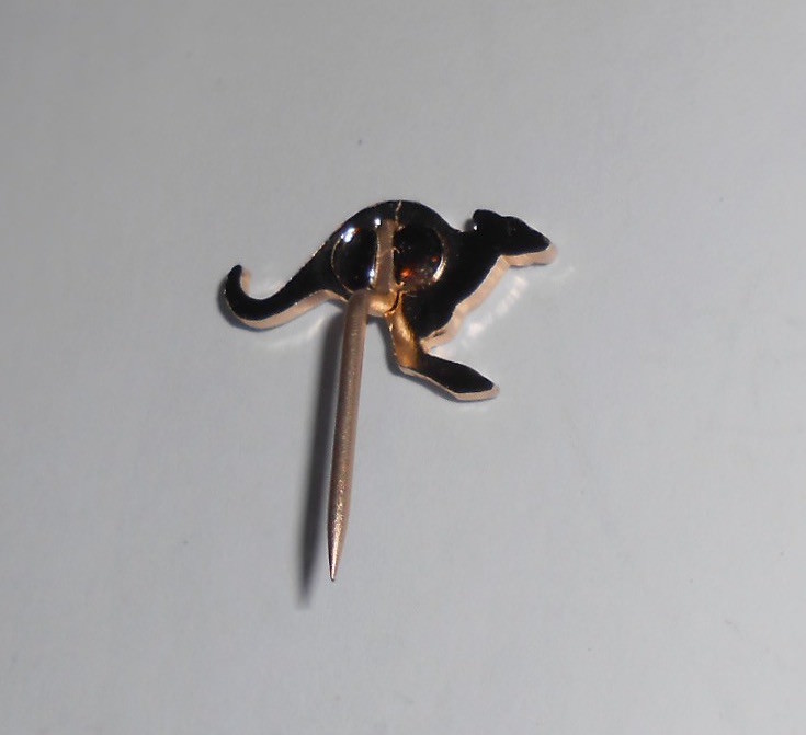 Kangaroo Pin Gold Tone ¾ x ½