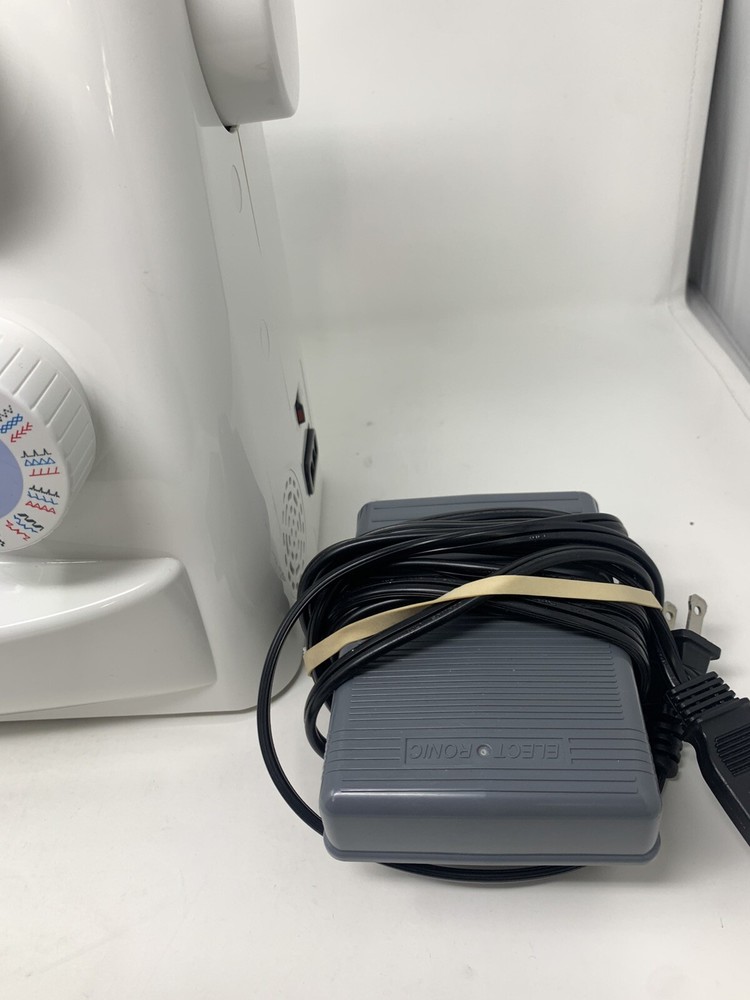 Singer Simple 3232 Sewing Machine with box