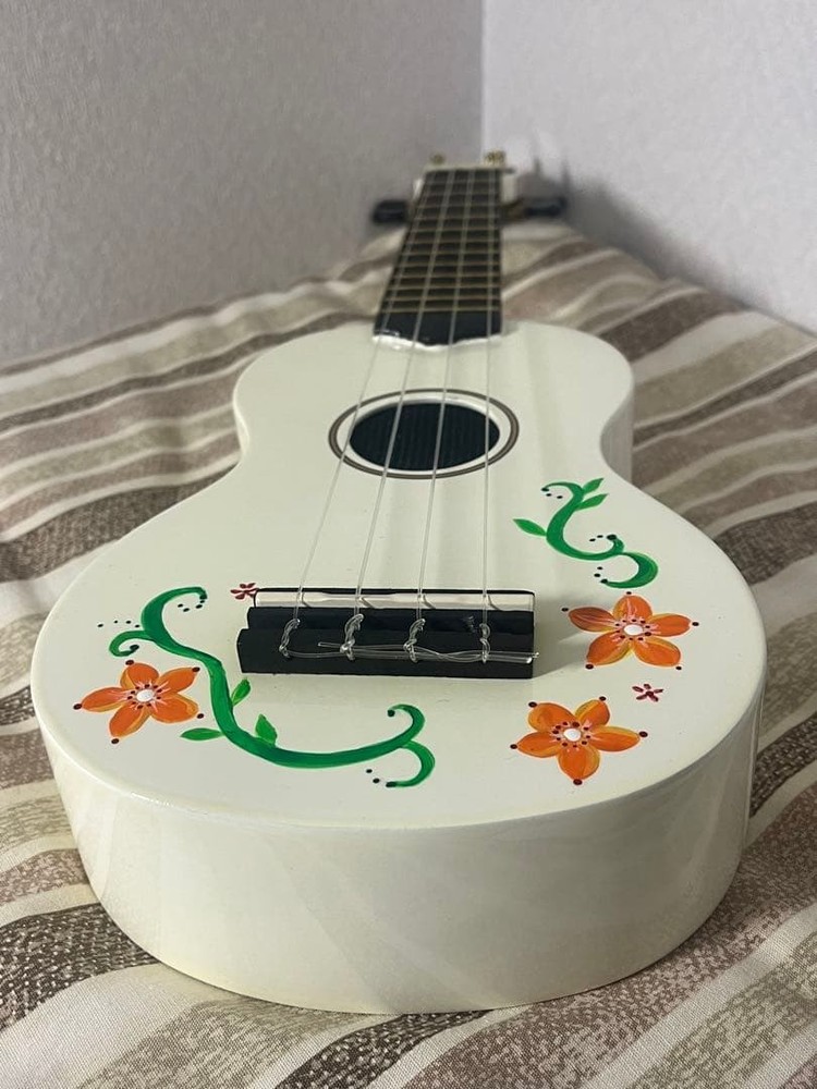 Moani ukulele white