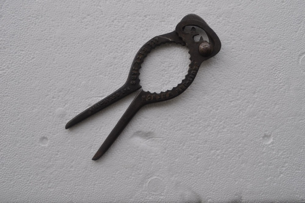 Antique / Can Opener & Compass