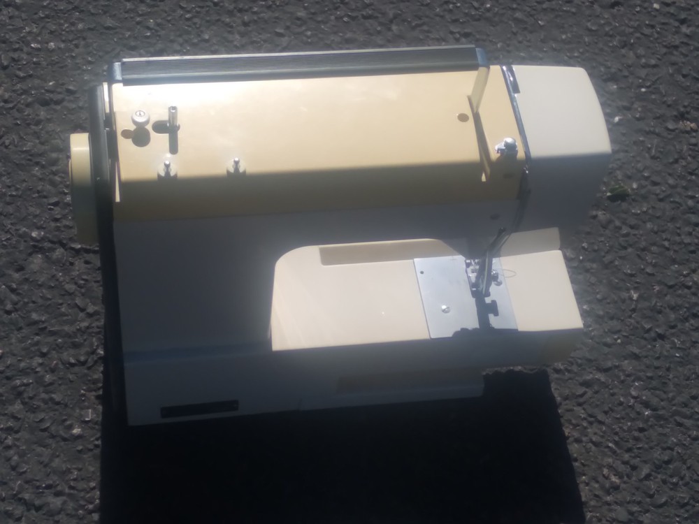 Montgomery Ward Sewing Machine UHT J2000