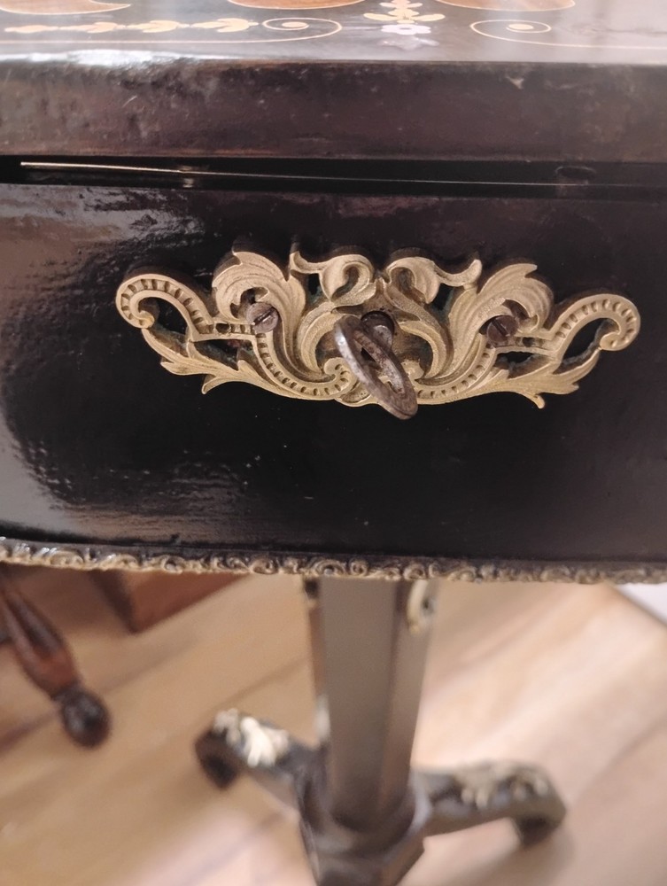 Antique English, Teapoy