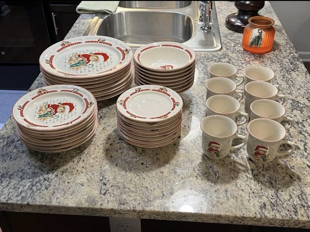 Tienshan Stoneware Christmas Teddy Bear 40 Pieces Dinnerware Set