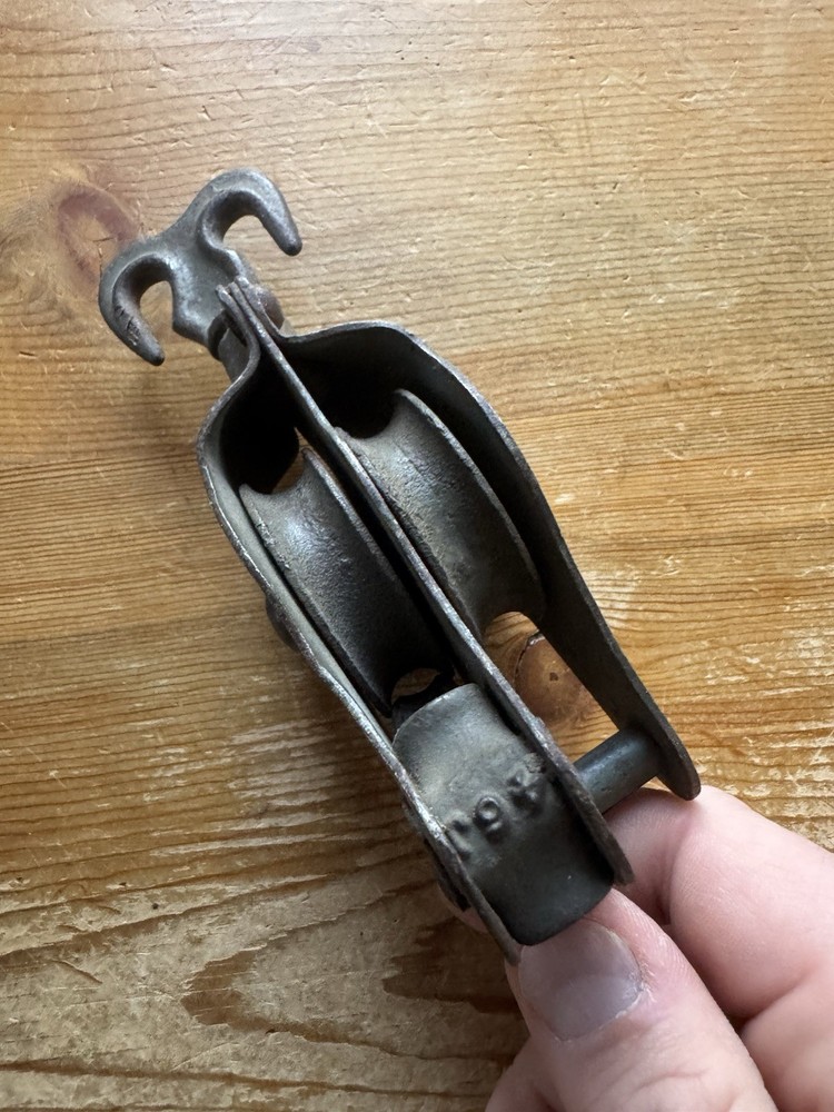 Vntg. Gem Double Pulley w/ Rope Break