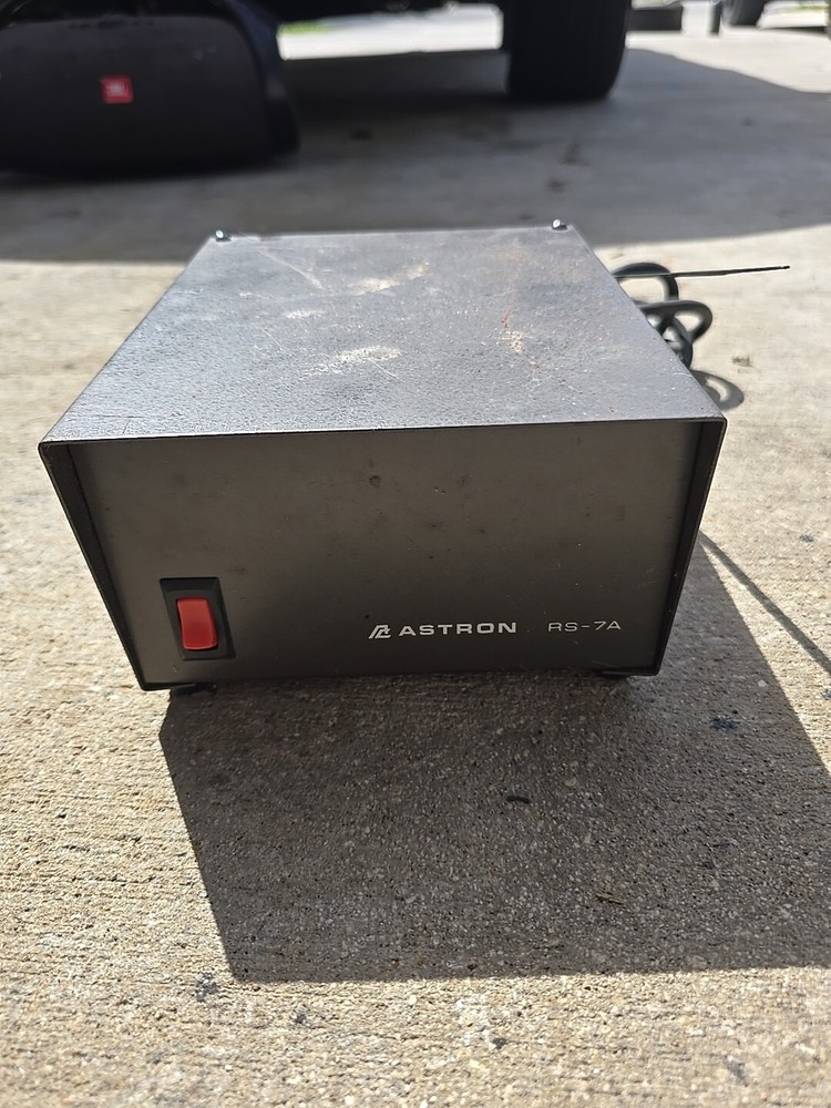 Astron 13.7Vdc linear regulated power supply  Model RS-7A