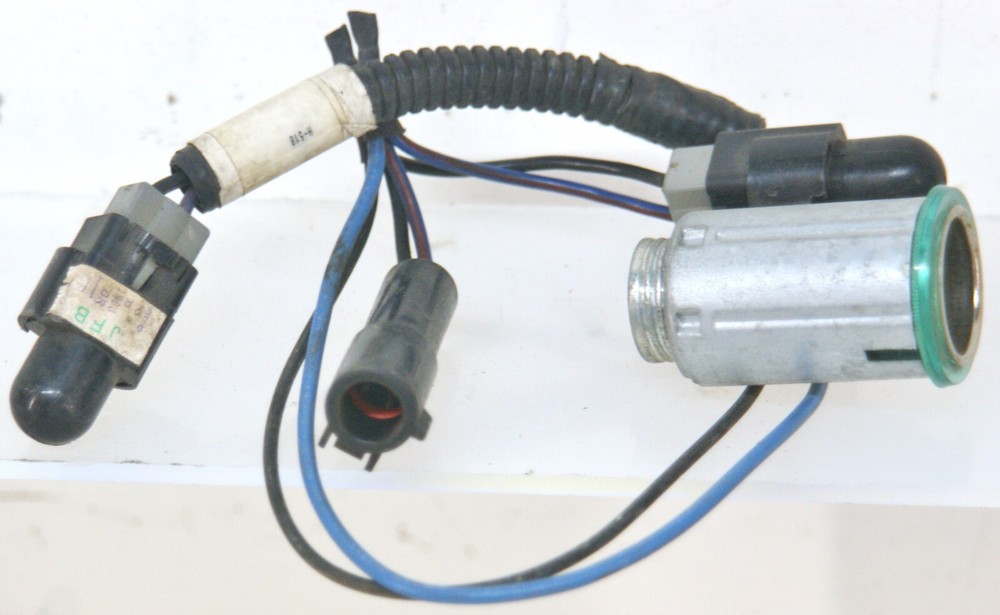 F6HT-14A411-LJA Freightliner Power Point Outlet Socket OEM 9122