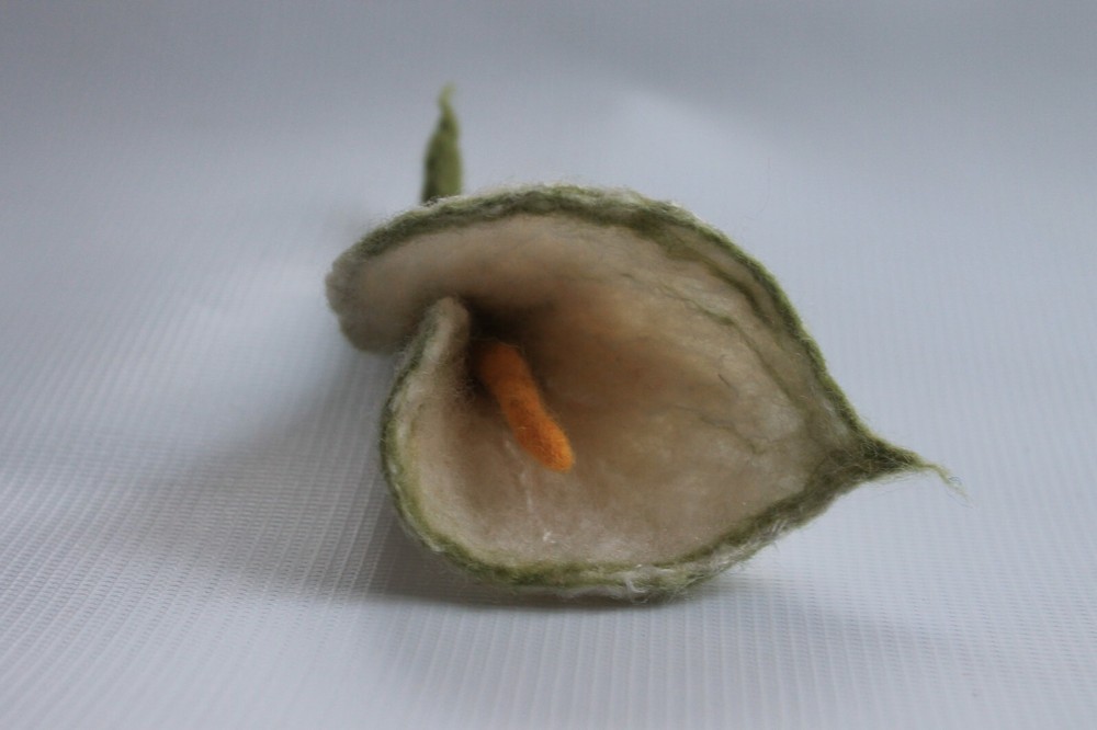 Brooch flower white calla / wool / pin / Handmade