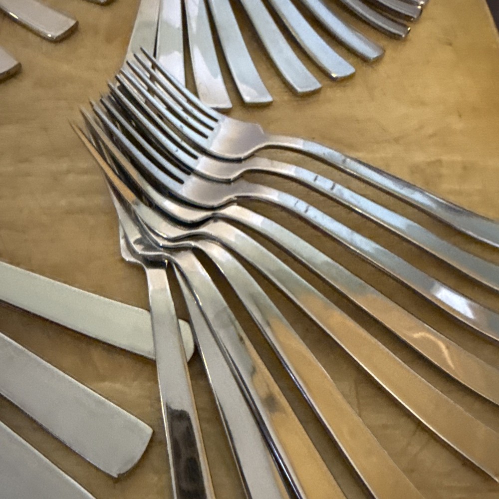 58 PC. GOURMET SETTINGS CAMI PATTERN GLOSSY STAINLESS FLATWARE SET.