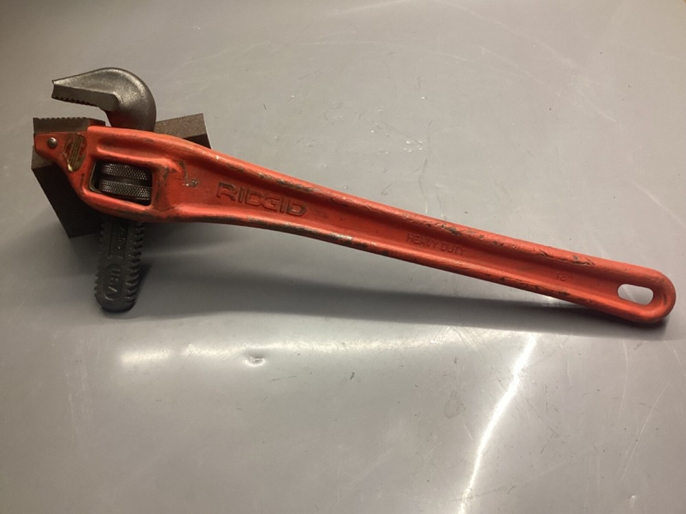 Ridgid Tools 18” Heavy Duty 90° Offset Pipe Wrench NOTE Hook Jaw Has Chipped End