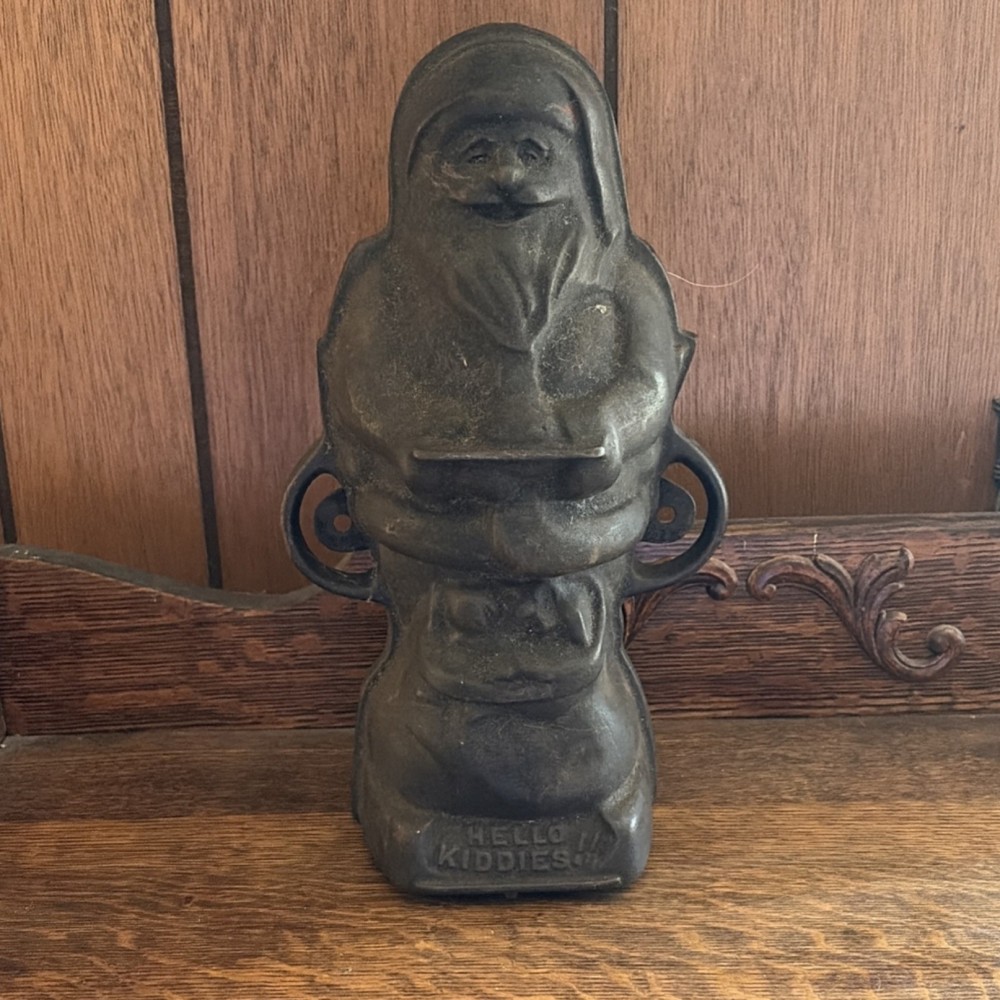 Vintage Griswold  Cast Iron Santa Clause Mold