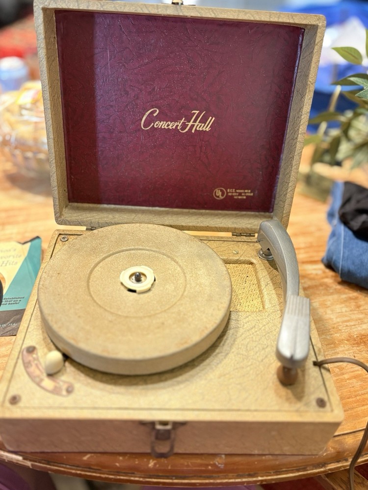 Authentic Vintage Record Player Concert Hall Powers On & 3 Speeds, Need Needle?