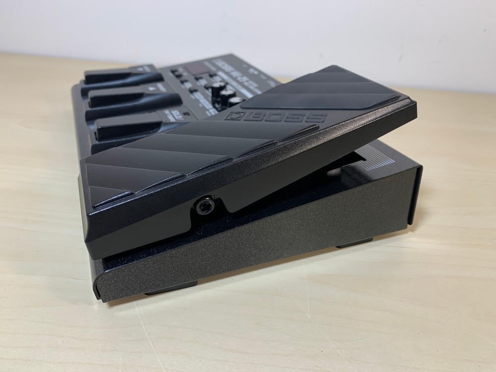 BOSS ME-25 Guitar Multi-Effects Processor w/ box + Inst Cable + 9v Power Adaptor