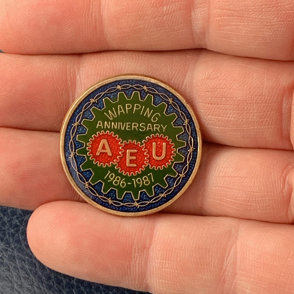 AEU Amalgamated Engineering Union Wapping Strike Anniversary 1986 -1987 Badge