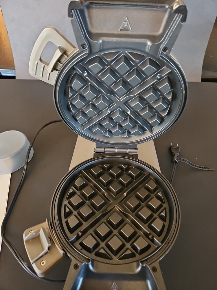 Cuisinart Vertical Belgium Waffle Maker Model VWM-200PC1