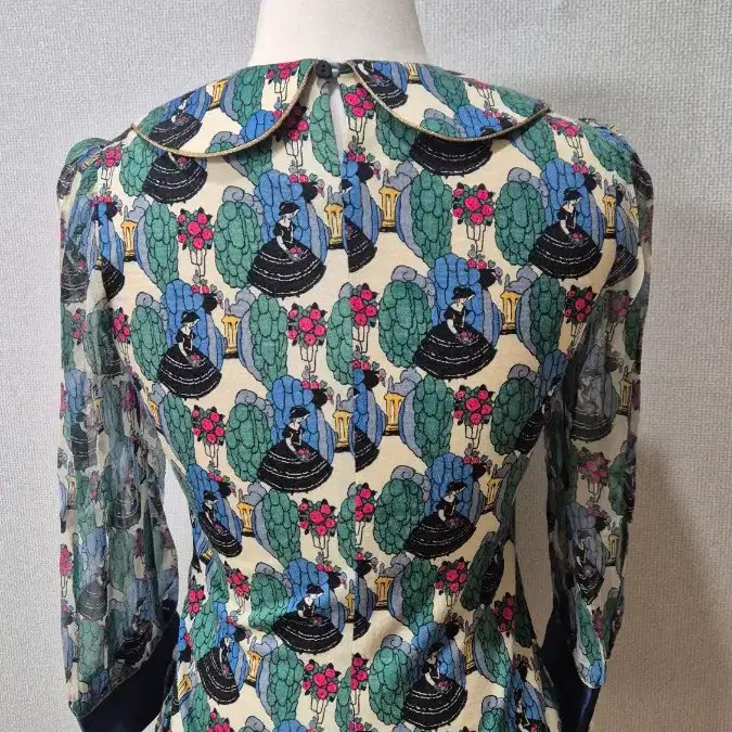 A-9 Renibon 7-Bus Blouse