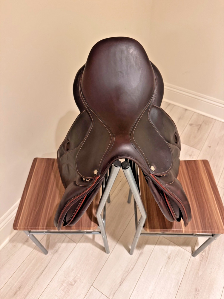 Devoucoux Biarritz Saddle 17" Buffalo with Grain D3D