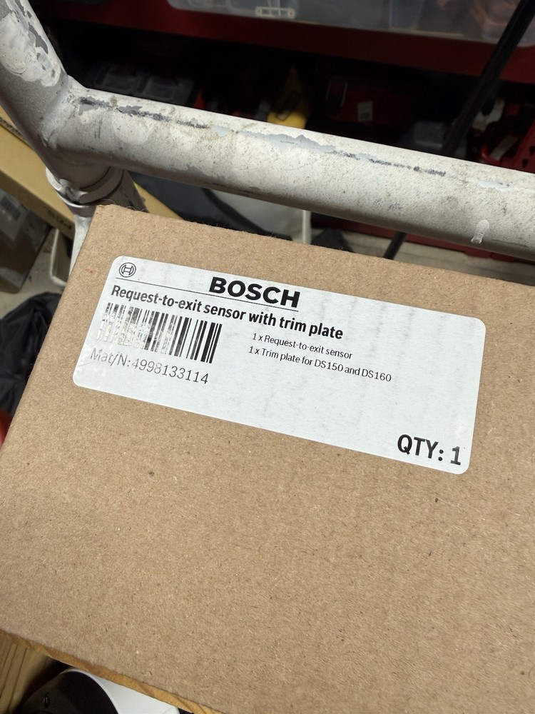 Bosch DS150I Request-to-Exit PIR Security Motion Sensor with trim plate