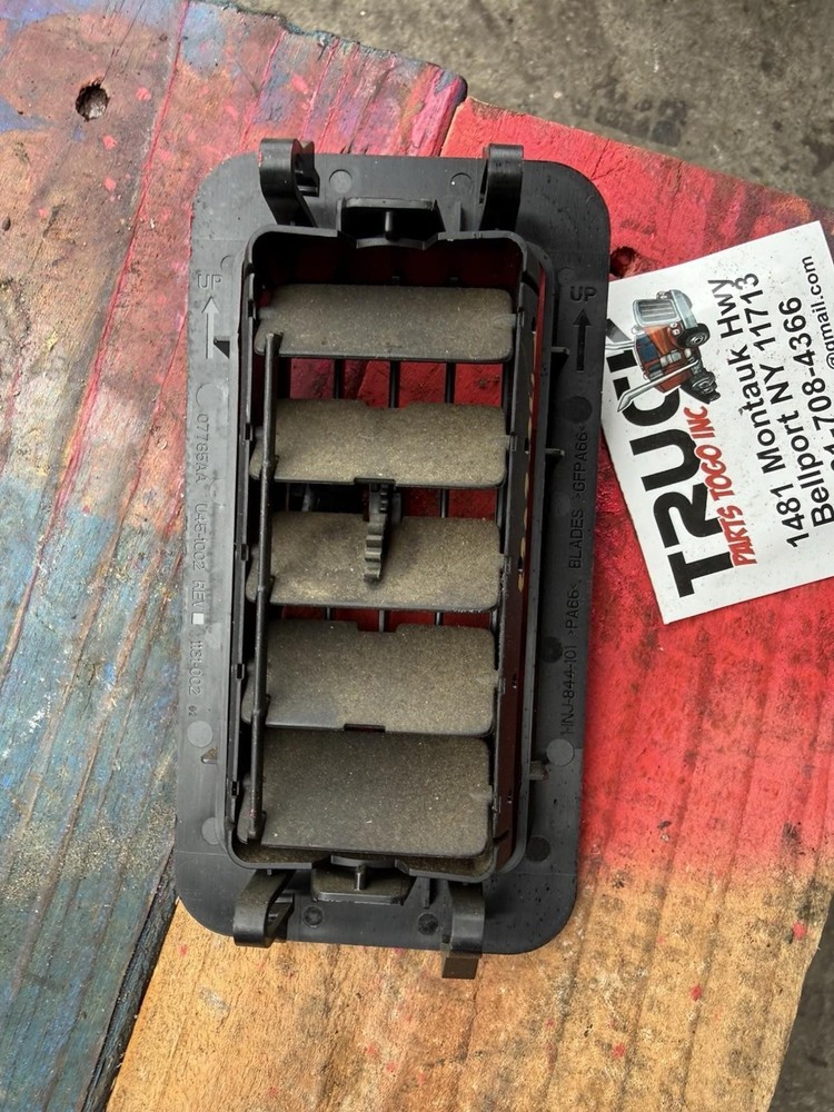 PACCAR HVAC LOUVER VENT U45 1002